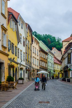 LJUBLJANA, SLOVENIA, 29 Temmuz 2015: Sloven başkenti Ljubljana 'daki stari Trg caddesinin manzarası, eski şehrin kalbine kadar uzanıyor ve restoranlarla dolu.