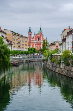 LJUBLJANA, SLOVENIA, 29 Temmuz 2015: Fransisken anonsluk kilisesi ile birlikte Ljubljana 'daki eski kasaba seti. Ljubljana ülkenin iş ve kültür merkezidir..