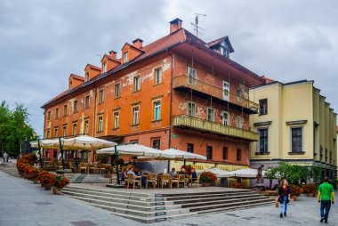 LJUBLJANA, SLOVENIA, 29 Temmuz 2015: Sloven başkenti Ljubljana 'da Ljubljanica nehrinin nehir kıyısında yer alan popüler bir restoranın manzarası
