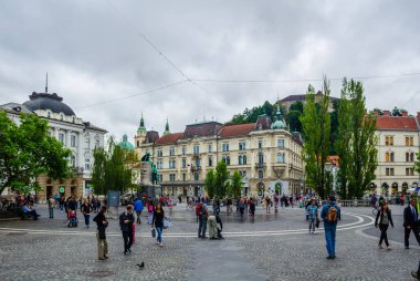 LJUBLJANA, SLOVENIA, 29 Temmuz 2015: Ljubljana 'da Preseren Meydanı. Ljubljana, Slovenya 'nın başkenti ve güzel bir ortaçağ kasabası ile tepedeki şatosudur..