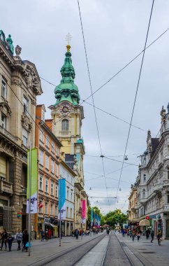 GRAZ, AUSTRIA, 30 Temmuz 2015: Ocak ayında Avusturya 'nın Stadtpfarrkirche kenti yakınlarındaki Graz Eski Kentinde Herrengasse' nin sokak manzarası