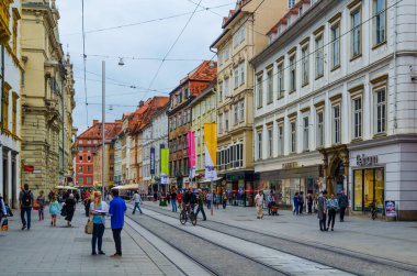 GRAZ, AUSTRIA, 30 Temmuz 2015: Ocak ayında Avusturya 'nın Stadtpfarrkirche kenti yakınlarındaki Graz Eski Kentinde Herrengasse' nin sokak manzarası