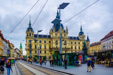 GRAZ, AUSTRIA, 30 Temmuz 2015: Graz, Avusturya 'daki Main City Square (Hauptplatz). 300.000 kişilik nüfusuyla Graz, Avusturya 'nın ikinci en büyük şehri ve federal Styria eyaletinin başkentidir.
