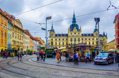 GRAZ, AUSTRIA, 30 Temmuz 2015: Graz, Avusturya 'daki Main City Square (Hauptplatz). 300.000 kişilik nüfusuyla Graz, Avusturya 'nın ikinci en büyük şehri ve federal Styria eyaletinin başkentidir.