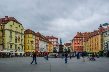 GRAZ, AUSTRIA, 30 Temmuz 2015: Graz, Avusturya 'daki Main City Square (Hauptplatz). 300.000 kişilik nüfusuyla Graz, Avusturya 'nın ikinci en büyük şehri ve federal Styria eyaletinin başkentidir.