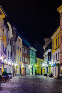 LJUBLJANA, SLOVENİA. 29 Temmuz 2015: Ijubljana 'nın ortaçağ merkezindeki Ciril-metodov trg meydanının gece görüntüsü
