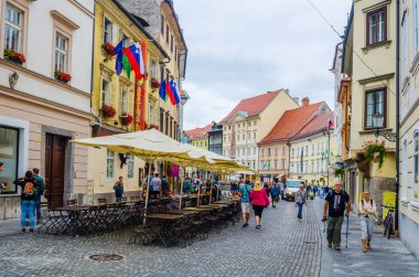 LJUBLJANA, SLOVENİA. 29 Temmuz 2015: Ijubljana 'nın ortaçağ merkezindeki Ciril-metodov Trg Meydanı