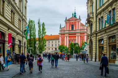 LJUBLJANA, SLOVENIA, 29 Temmuz 2015: Stritarjeva caddesi, üçlü köprü yakınlarındaki turistler için başlıca yaya yollarından biri.