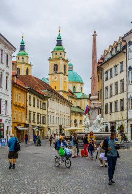 LJUBLJANA, SLOVENIA, 29 Temmuz 2015: Sloven başkenti ljubljana 'daki belediye binası, yerel katedralin ikiz kulesinin fıskiyesi ve manzarasıyla dekore edilen mestni trg meydanına hakim..