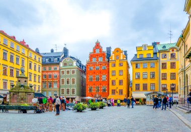 STOCKHOLM, SWEDEN, AĞUSTOS 18 Ağustos 2016: İnsanlar Gamla Stan 'deki Stortorget Meydanı' nda geziniyorlar.