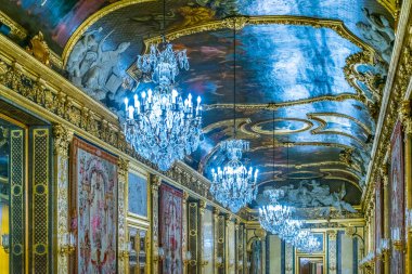 STOCKHOLM, SWEDEN, AĞUSTOS 18 Ağustos 2016: Gamla Stan, Stockholm, İsveç 'teki Kungliga slottet şatosunun birçok avizesinin bulunduğu bir koridor manzarası