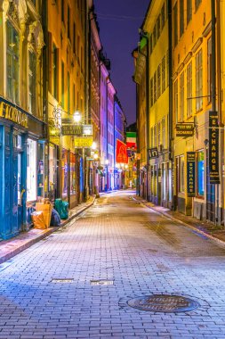 STOCKHOLM, SWEDEN, AĞUSTOS 18 Ağustos 2016: Stockholm 'ün merkezindeki Gamla Stan' de aydınlatılmış bir caddenin gece görüşü.