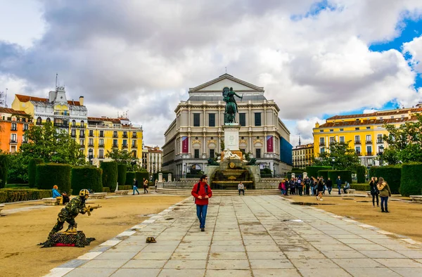 MADRID, SPAIN, HAZİRAN 9 HAZİRAN 2016: Madrid 'de beyaz bulutlu mavi gökyüzü arka planında Plaza de Oriente' den Kraliyet Tiyatrosu 'na (Teatro Real) güzel manzara