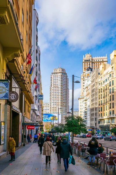 MADRID, SPAIN, HAZİRAN 9 HAZİRAN 2016: Madrid 'deki en ünlü cadde olan Granan Bulvarı' nın manzarası