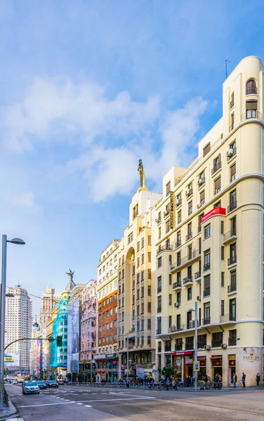 MADRID, SPAIN, HAZİRAN 9 HAZİRAN 2016: Madrid 'deki en ünlü cadde olan Granan Bulvarı' nın manzarası