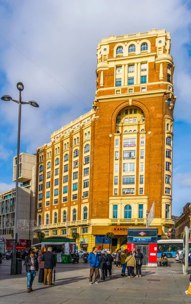 MADRID, SPAIN, HAZİRAN 9 HAZİRAN 2016: Madrid 'deki en ünlü cadde olan Granan Bulvarı' nın manzarası