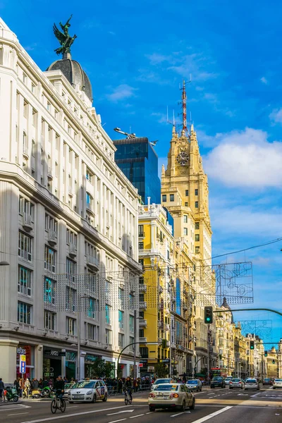 MADRID, SPAIN, HAZİRAN 9 HAZİRAN 2016: Madrid 'deki en ünlü cadde olan Granan Bulvarı' nın manzarası