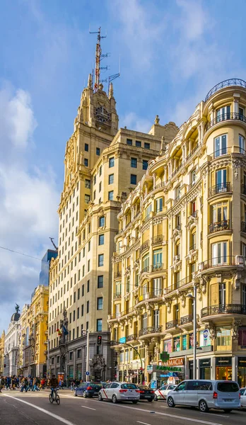 MADRID, SPAIN, HAZİRAN 9, 2016: Madrid 'deki Telefon Binası' nın dışı. Mart 1929 'da tamamlanan bina, Avrupa' nın ilk gökdeleniydi..