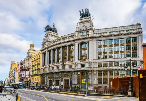 MADRID, SPAIN, HAZİRAN 9 HAZİRAN 2016: Madrid 'deki Calle de Alcala Bulvarı manzarası