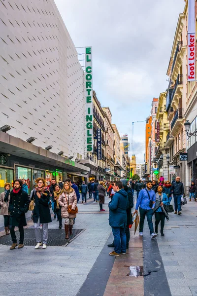 MADRID, SPAIN, HAZİRAN 9 HAZİRAN: İspanya 'nın başkenti Madrid' deki Puerta del Sol Meydanı 'na giden dar bir sokakta insanlar yürüyor