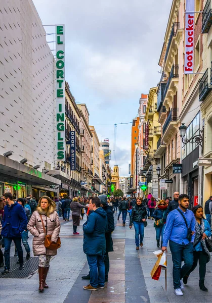 MADRID, SPAIN, HAZİRAN 9 HAZİRAN: İspanya 'nın başkenti Madrid' deki Puerta del Sol Meydanı 'na giden dar bir sokakta insanlar yürüyor