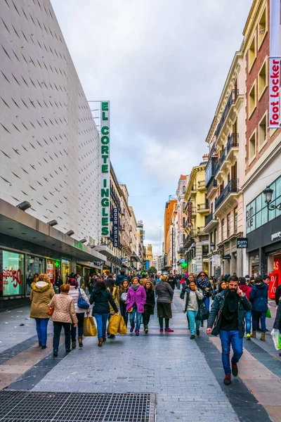 MADRID, SPAIN, HAZİRAN 9 HAZİRAN: İspanya 'nın başkenti Madrid' deki Puerta del Sol Meydanı 'na giden dar bir sokakta insanlar yürüyor