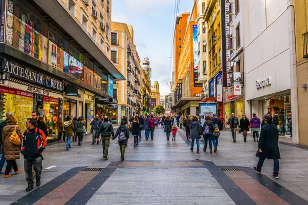 MADRID, SPAIN, HAZİRAN 9 HAZİRAN: İspanya 'nın başkenti Madrid' deki Puerta del Sol Meydanı 'na giden dar bir sokakta insanlar yürüyor