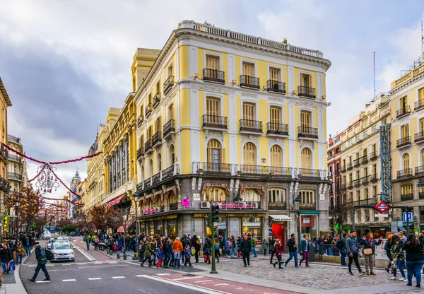 MADRID, İspanya, 9 HAZİRAN 2016: İspanya 'nın başkenti Madrid' deki Puerta del Sol Meydanı 'na doğru insanlar Calle de Arenal üzerinde geziniyor