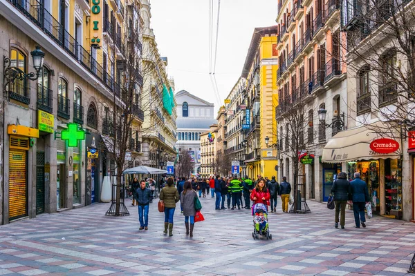 MADRID, İspanya, 9 HAZİRAN 2016: İspanya 'nın başkenti Madrid' deki Puerta del Sol Meydanı 'na doğru insanlar Calle de Arenal üzerinde geziniyor