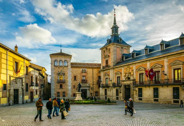 MADRID, SPAIN, HAZİRAN 9, 2016: Madrid 'in eski kenti Plaza de La Villa' da insanlar geziniyor