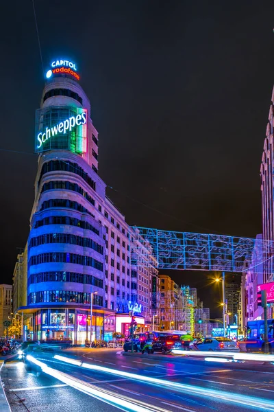 MADRID, İspanya, 9 HAZİRAN 2016: Iconic Schweppes tabelasında Gran Via. Cadde Madrid 'in ana alışveriş bölgesidir..