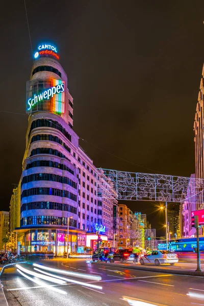 MADRID, İspanya, 9 HAZİRAN 2016: Iconic Schweppes tabelasında Gran Via. Cadde Madrid 'in ana alışveriş bölgesidir..