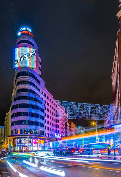MADRID, İspanya, 9 HAZİRAN 2016: Iconic Schweppes tabelasında Gran Via. Cadde Madrid 'in ana alışveriş bölgesidir..