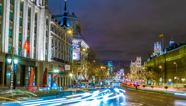 MADRID, İspanya, 9 HAZİRAN 2016: Iconic Schweppes tabelasında Gran Via. Cadde Madrid 'in ana alışveriş bölgesidir..