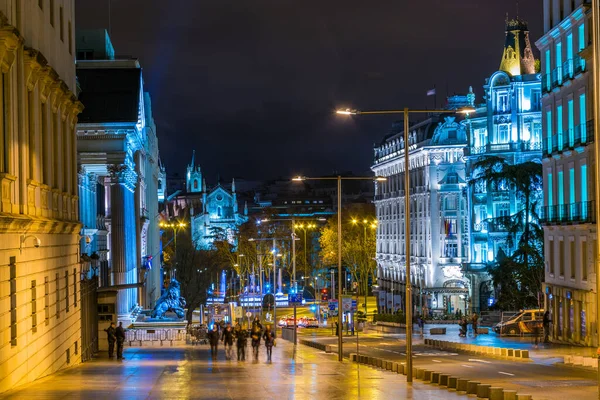 MADRID, SPAIN, HAZİRAN 9 HAZİRAN 2016: Madrid 'deki neptun çeşmeli aydınlık plaza de las Cortes' in gece manzarası