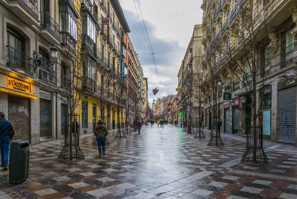 MADRID, SPAIN, HAZİRAN 10 HAZİRAN 2016: İspanya 'nın başkenti Madrid' deki Puerta del Sol Meydanı 'na doğru insanlar Calle de Arenal üzerinde geziniyor