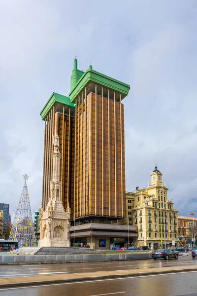 MADRİD, İSPAN, 10 HAZİRAN 2016: İspanya 'nın başkenti Madrid' deki plaza de colon manzarası