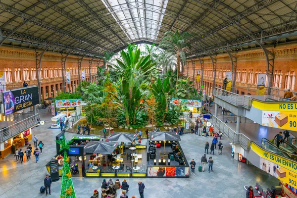 MADRID, SPAIN, HAZİRAN 10 HAZİRAN 2016: Madrid 'deki Atocha Tren İstasyonu' nda bulunan tropik yeşil ev.