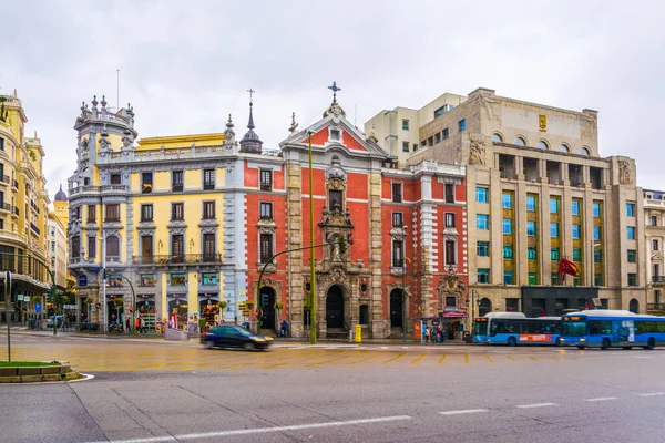 MADRID, SPAIN, HAZİRAN 9 HAZİRAN 2016: Madrid 'deki Calle de Alcala Bulvarı manzarası