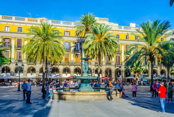 Barcelona Spain October 2014 People Sitting Fountain Placa Reial Barcelona —  Fotos de Stock