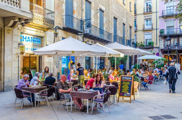 BARCELONA, İspanya, 24 Ekim 2014: İnsanlar İspanya 'nın Barcelona kentindeki küçük bir meydanda yer alan bir restoranda akşam yemeği yiyorlar.