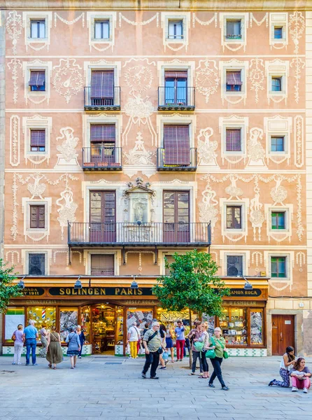 Barcelona Spain October 2014 People Strolling Front Building Beautiful Facade — Stockfoto