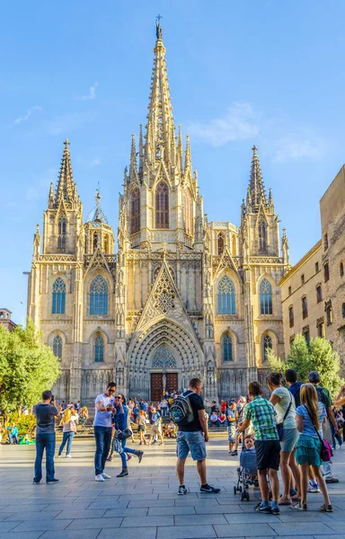 BARCELONA, İspanya, 24 Ekim 2014: İnsanlar İspanya 'nın Barselona kentindeki katedralin önünde merdivenlerde oturuyorlar.