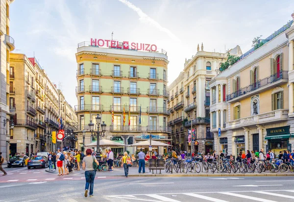 BARCELONA, SPAIN, ECTOBER 24 Ekim 2014: İspanya 'nın Barcelona kentinin tarihi merkezinde bir sokakta insanlar geçiyor.