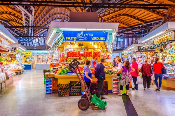 BARCELONA, İspanya, 24 Ekim 2014: İspanya 'nın Barcelona kentindeki la boqueria pazarının içi.