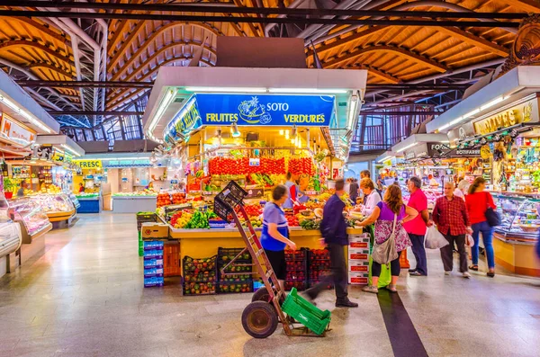 BARCELONA, İspanya, 24 Ekim 2014: İspanya 'nın Barcelona kentindeki la boqueria pazarının içi.