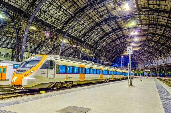 BARCELONA, İspanya, 24 Ekim 2014: Barcelona Franca tren istasyonunun içi