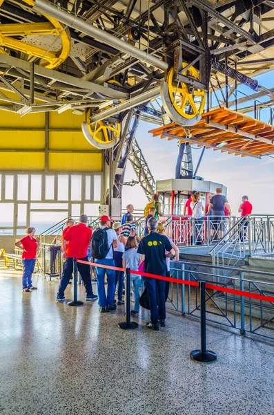 Barcelona Spain October 2014 People Waiting Cable Car Montjuic Castle — Stockfoto