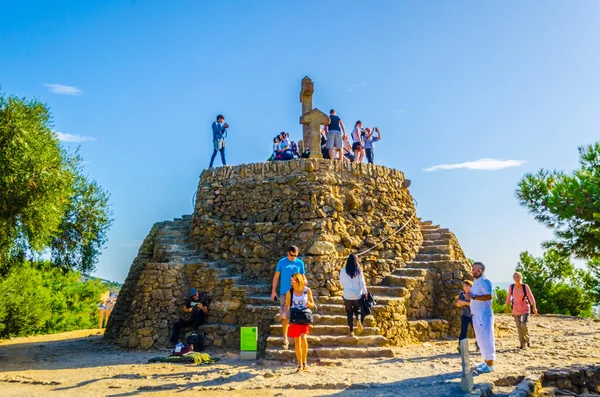 BARCELONA, SPAIN, ECTOBER 26 Ekim 2014: İnsanlar Barcelona 'ya üç haçın bakış açısından bakmanın keyfini çıkarıyorlar.