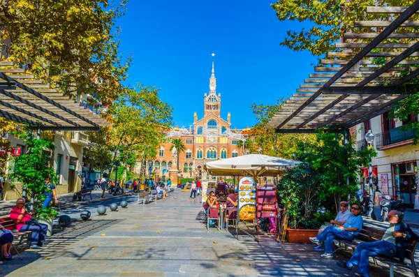 BARCELONA, İspanya, 26 Ekim 2014: İspanya 'nın Barcelona kentindeki Santa Creu i Sant Pau Hastanesi' ne giden bir caddenin görüntüsü.